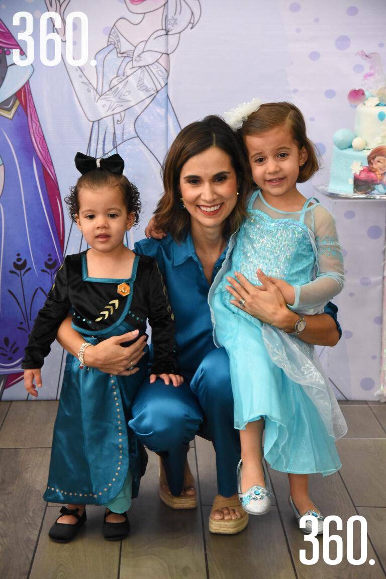 $!Las cumpleañeras con su mamá.