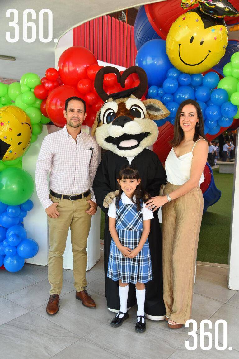 $!Cesar García y Carolina Sánchez con Amalia.