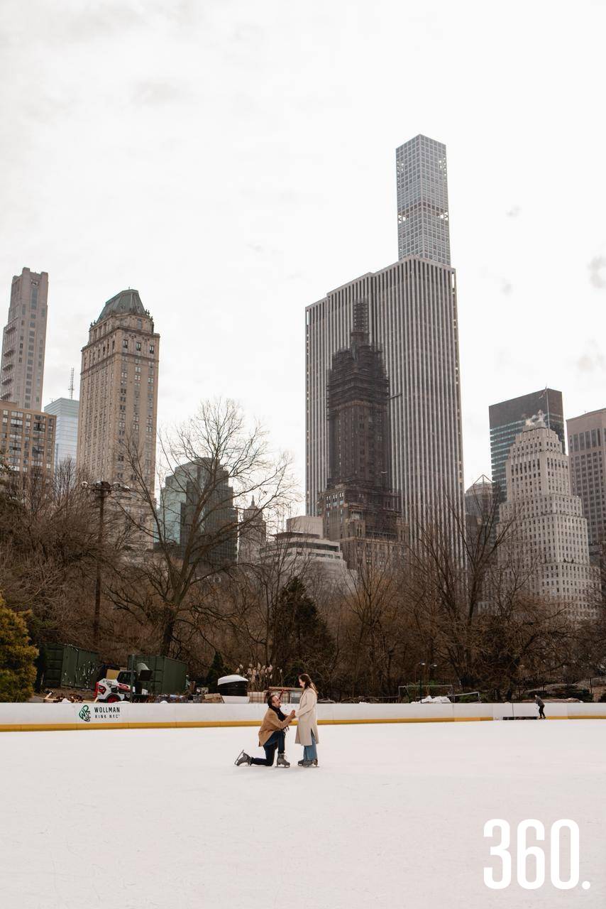 $!El momento de la propuesta: entre el hielo de Central Park y una rodilla al suelo, Marcela dijo sí a una vida en equipo.