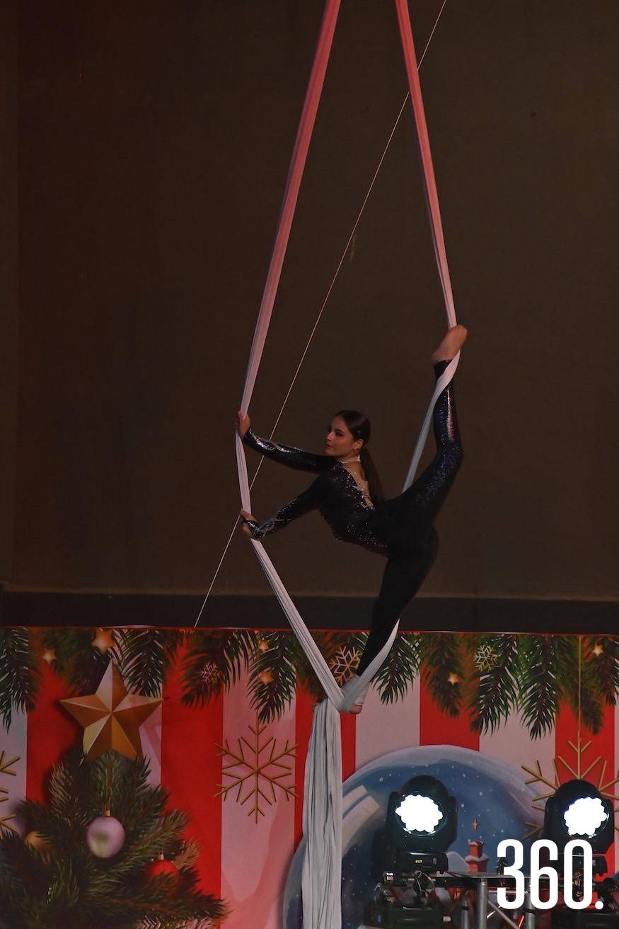 $!Danza en telas también formó parte del programa.