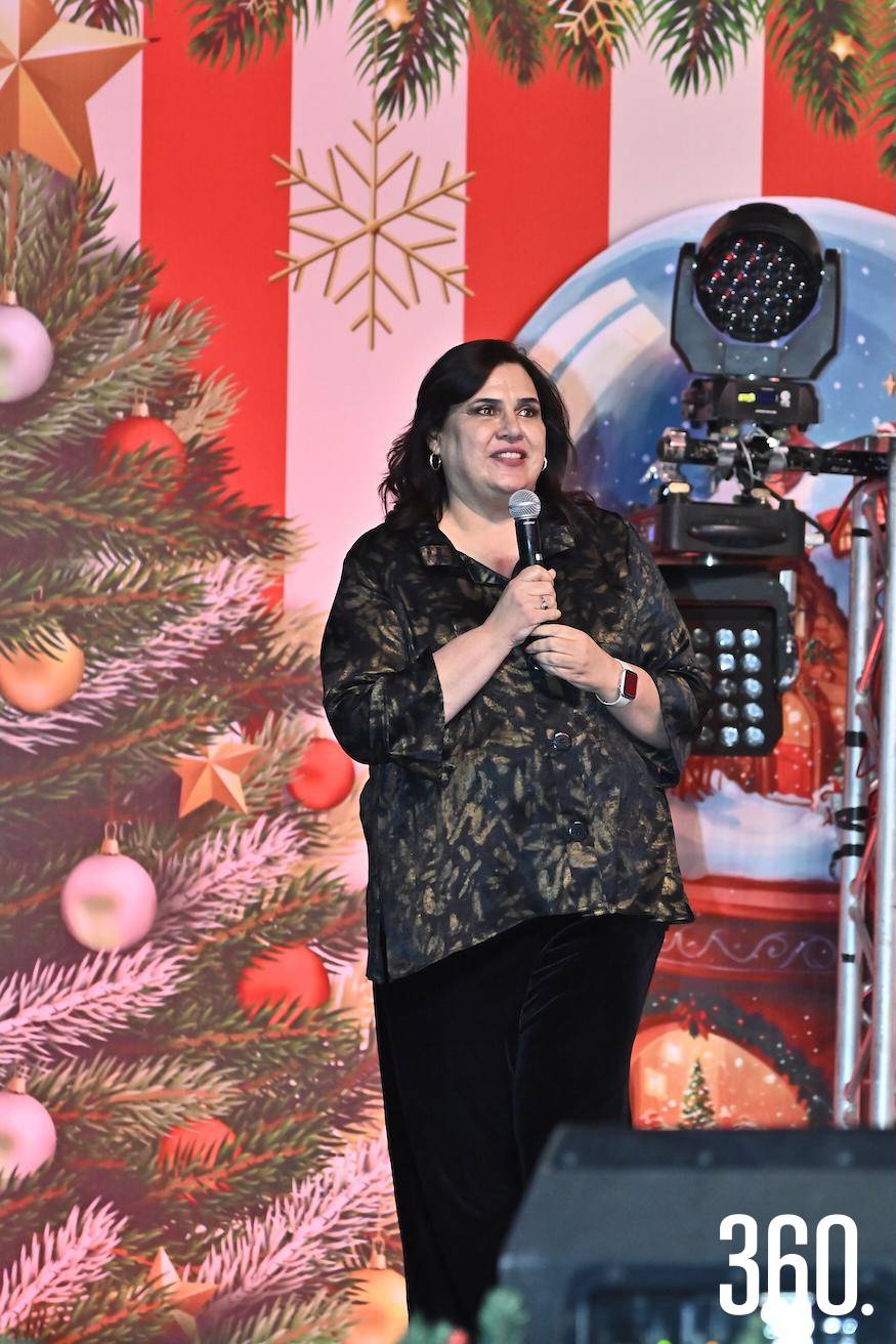 $!Adriana Riddle, dio la bienvenida a padres de familia e invitados especiales, agradeciendo su confianza y lealtad al colegio en estos 10 años.