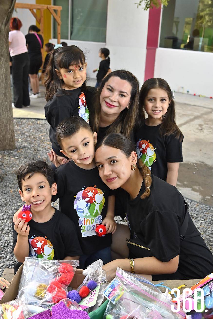 $!Miss Ana Zamora y Miss Perla Vasquez acompañadas de sus alumnos.