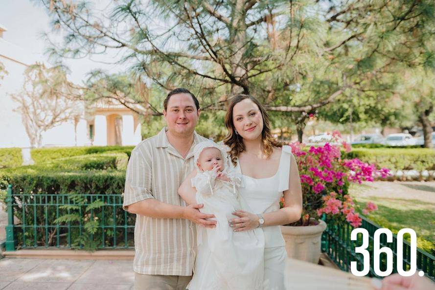 $!La familia se reunió para compartir la bendición.