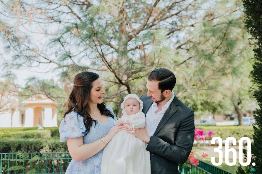 $!Los orgullosos padres junto a su hija recién bautizada.