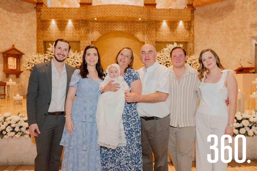$!Familiares y amigos compartieron la alegría del bautizo.
