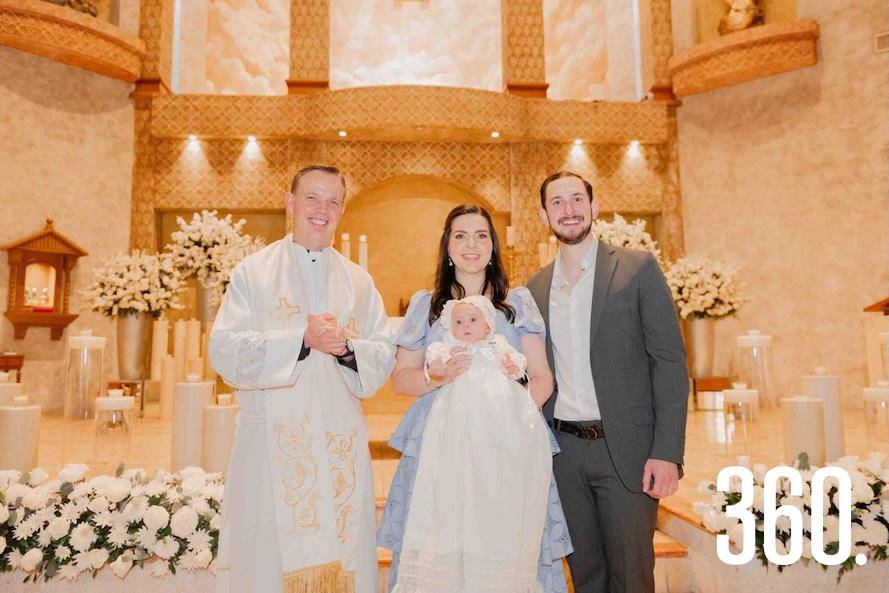 $!José Luis Dávila Martínez y María José Treviño de la Garza junto al sacerdote que bautizó a Isabella.