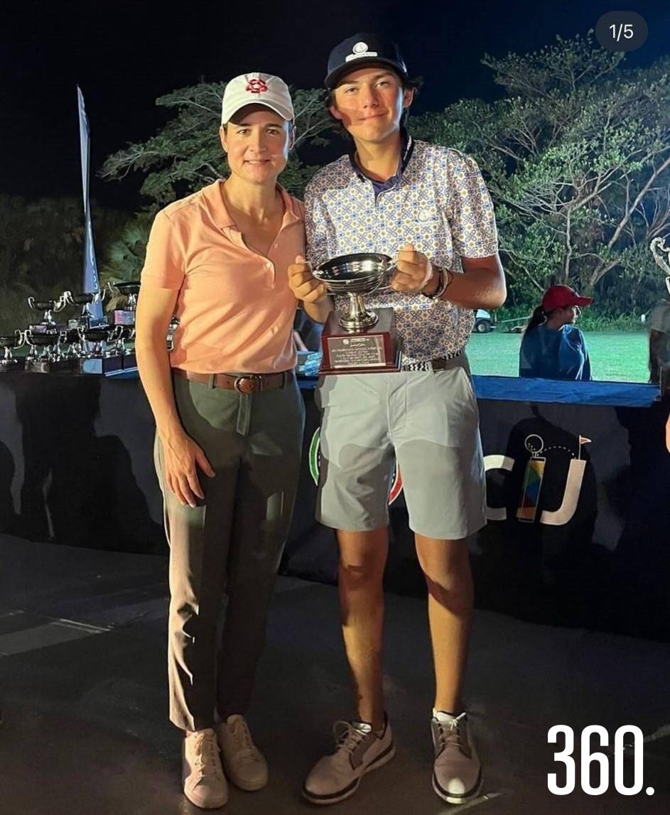 $!Los jóvenes recibieron un trofeo.