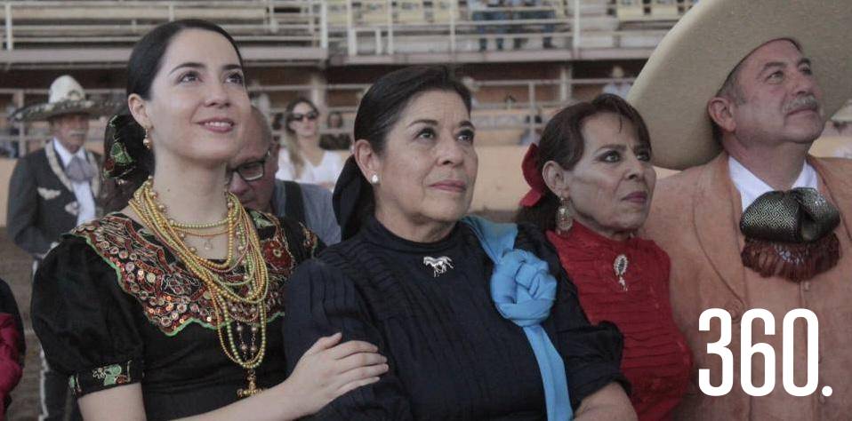 $!Por su trayectoria dentro de la charrería saltillense, Irma Echeverría recibió el “Sarape de Oro”.