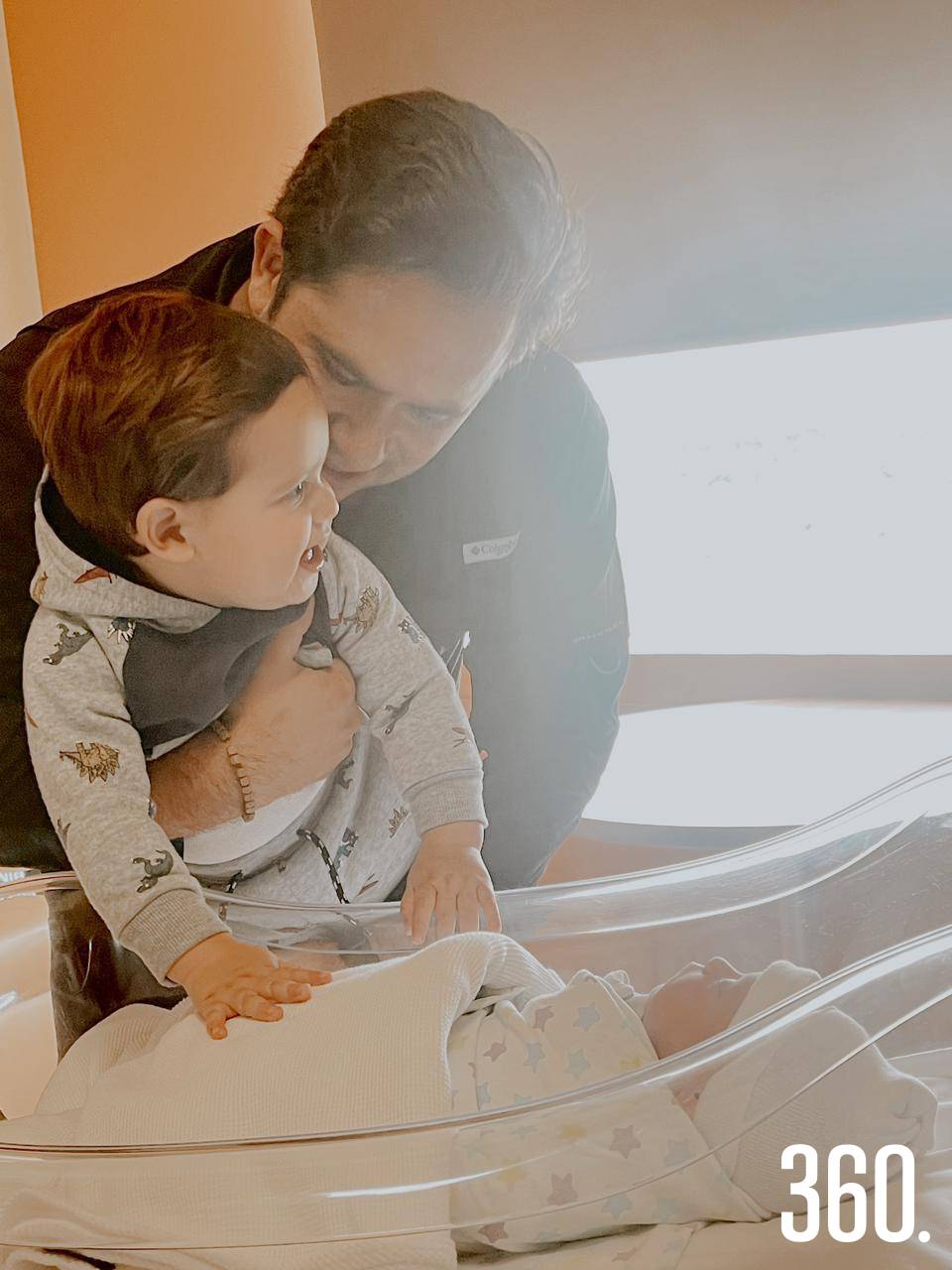 $!Su papá y su hermano le dan la bienvenida.