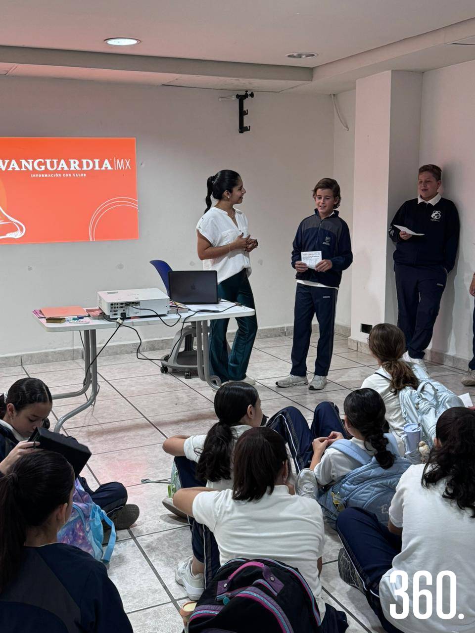 $!Alumnos exponiendo el diseño de sus portadas.