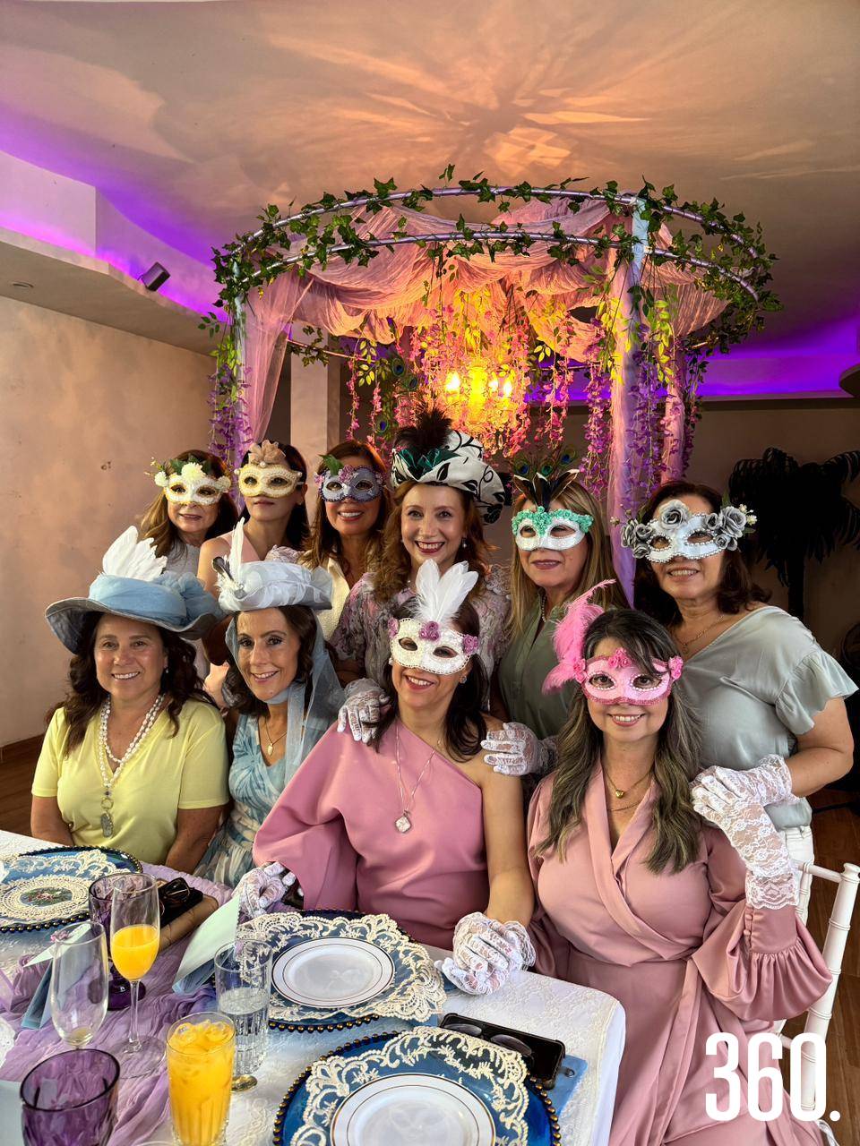 $!Maricriss celebró junto a sus invitadas en una velada de inspiración Bridgerton, donde antifaces y sombreros dieron el toque distintivo a la reunión.