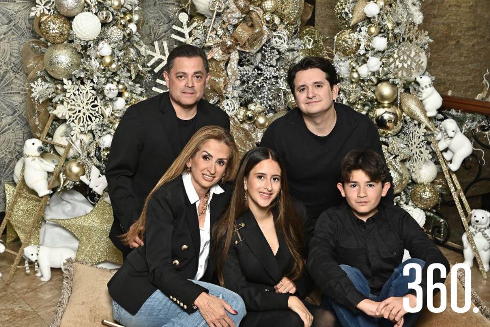 La familia Güitrón Richards compartiendo la Navidad como un espacio de amor, tradición y recuerdos que se heredan de generación en generación.