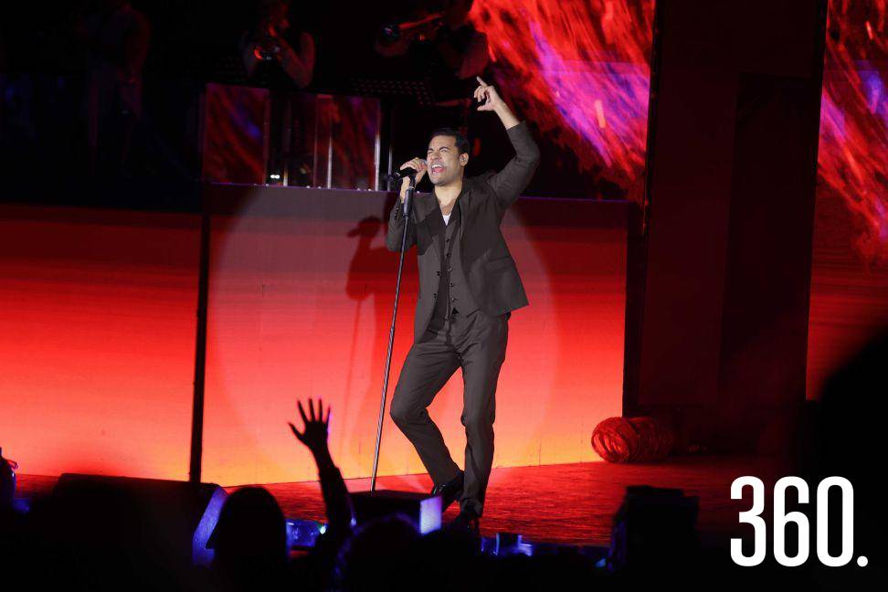 El intérprete emocionó a la gente con sus éxitos.