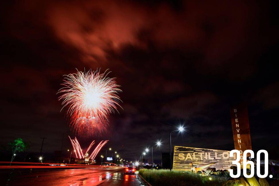 Explosiones de color iluminan el cielo en una secuencia vibrante.