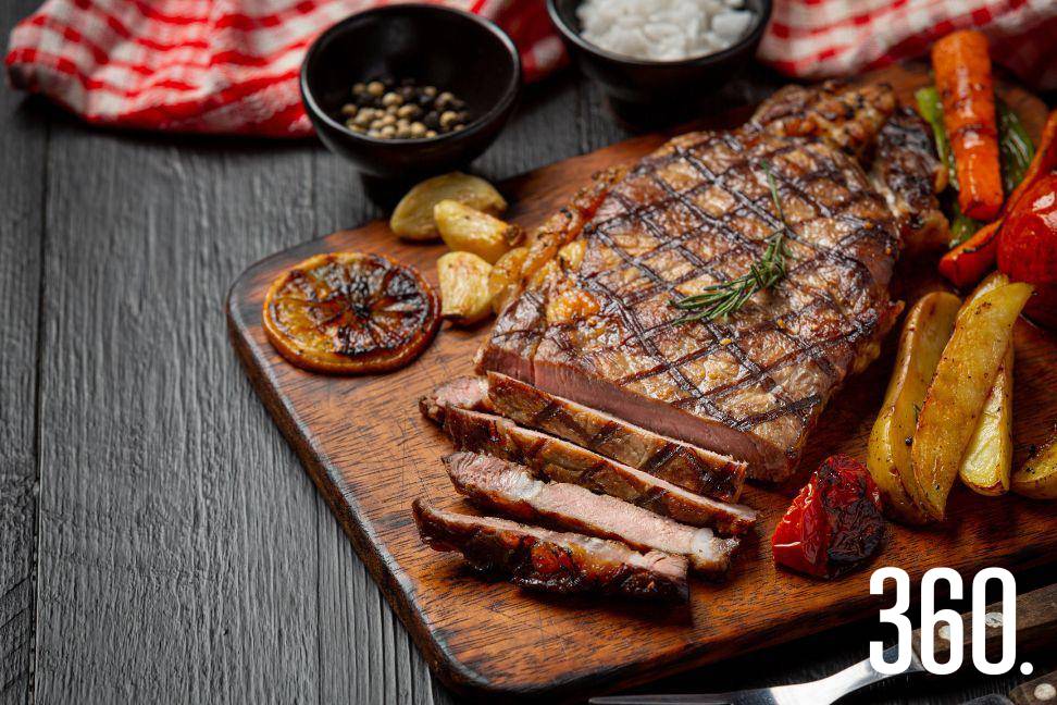 Entre fuego y tentación, la carne simboliza el placer que siempre llama.