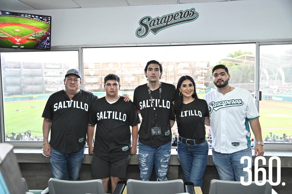 Salomón, Elías y Carlos Flores, Ana Eliza Lozano y Salomón Flores.
