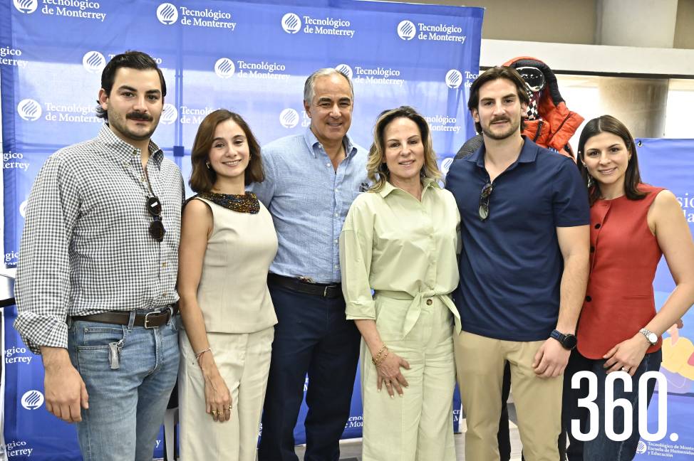 Andres acompañado de su familia, Raúl Salinas, Paulina Padilla, Raúl Gerardo Salinas, Ivonne Espinosa e Ivonne Salinas.
