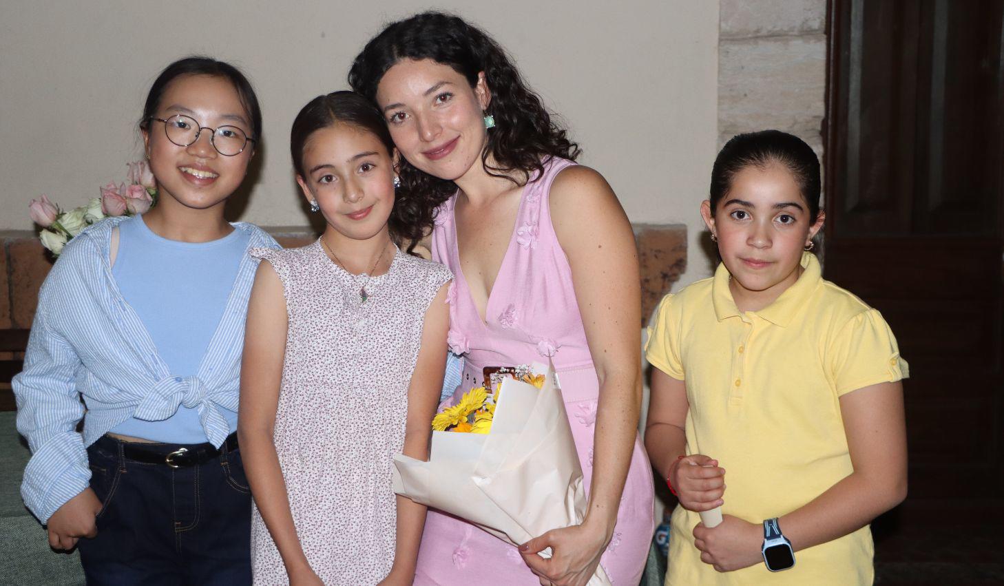 Adriana Solís, directora de la Academia de Arte Lily, con Julia Yoojoo Hwang, Victoria Grinberg y Carolina Acosta.