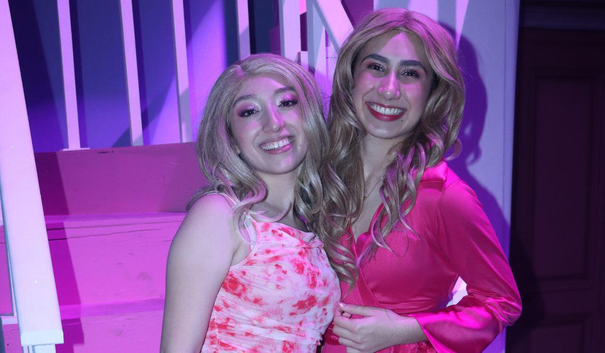 Ebet Rojas y Abril Escudero, ambas alternaron el personaje de Elle Woods.