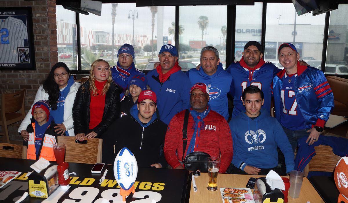 Gabe Northern junto a Roberto Chaires, Claudia Sosa, Sandy Dueñas, Rodolfo y Rodolfo Chaires, Jesús y Rodrigo del Río, Brian Dueñas, Jorge y Alejandro de la Rosa y Felipe García.