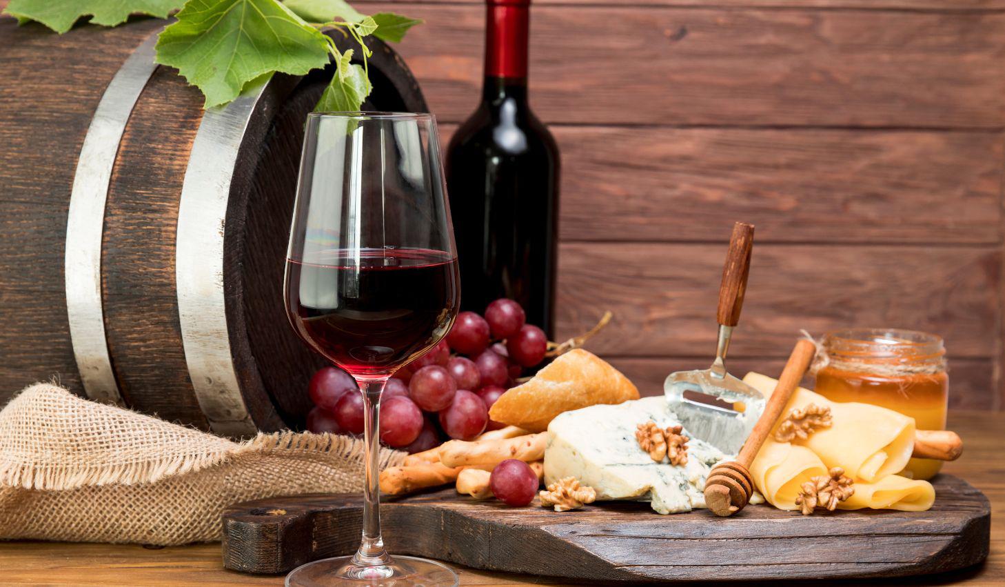 El queso y el vino forman una de las combinaciones más apreciadas de la gastronomía, capaz de realzar aromas, texturas y sabores.