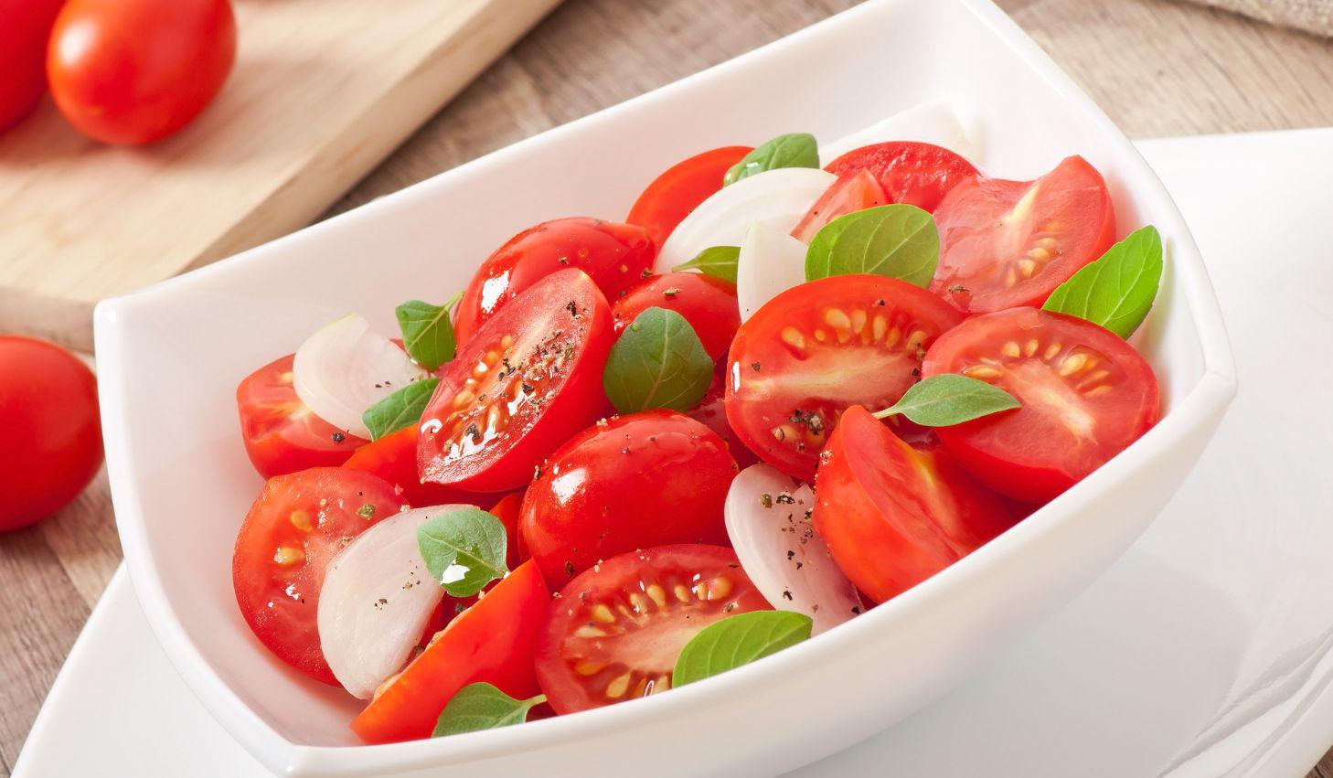 Tomates frescos, hierbas aromáticas y aceite de oliva: una combinación simple que encierra historia, sabor y tradición.
