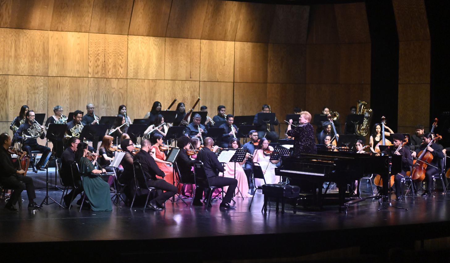 La OMSA, ofreció un programa que incluyó el estreno en México de la Sinfonía no. 4 de Emilie Mayer.