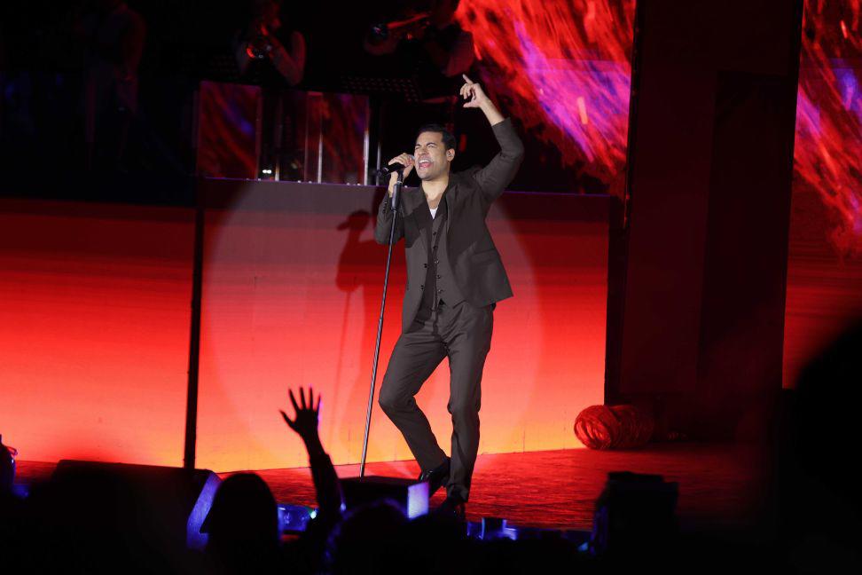 El intérprete emocionó a la gente con sus éxitos.