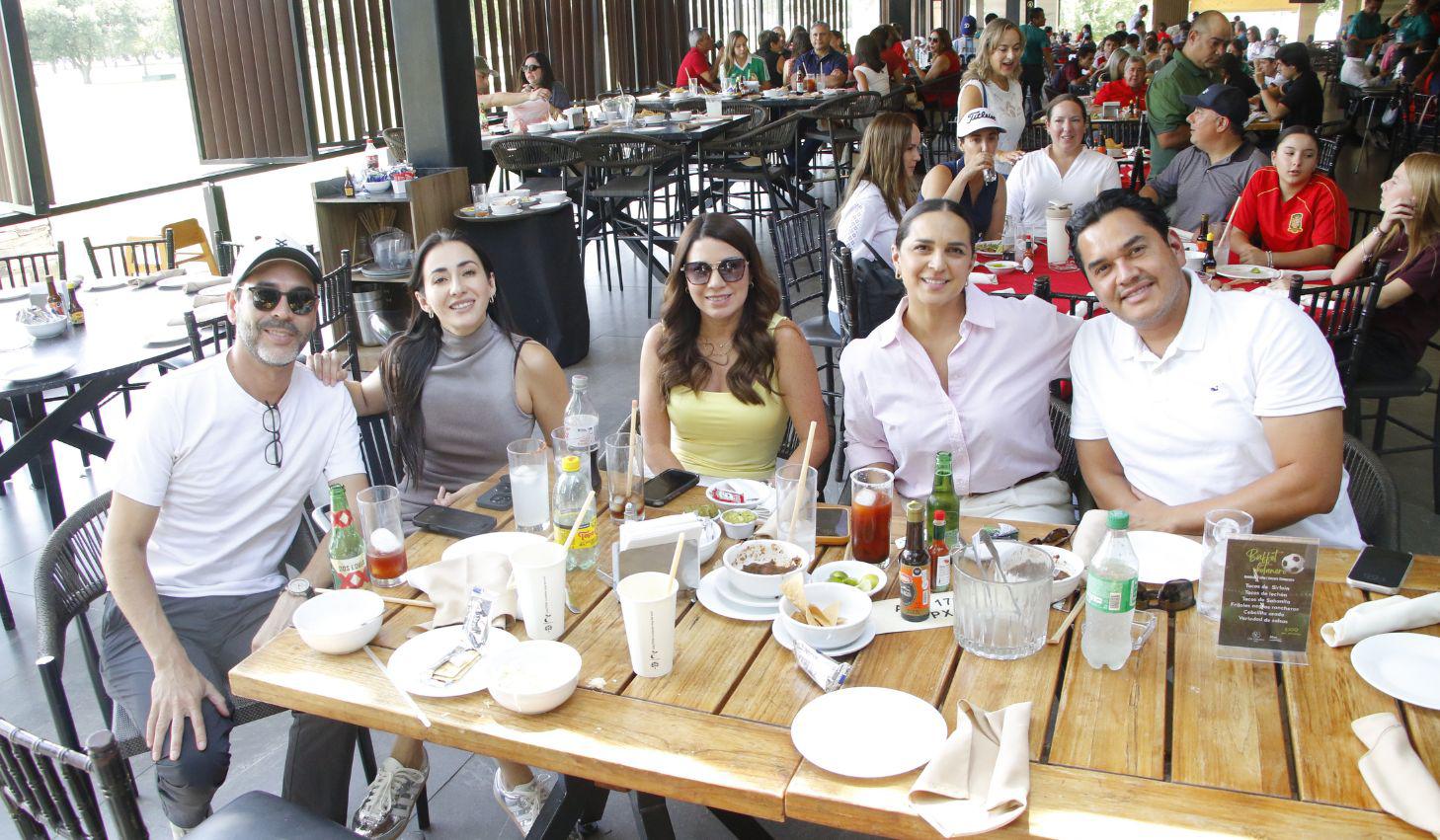 Eduardo Osorio, Narda Dávila, Aída Cárdenas, Ana Cris Fernández y Toño Dávila.