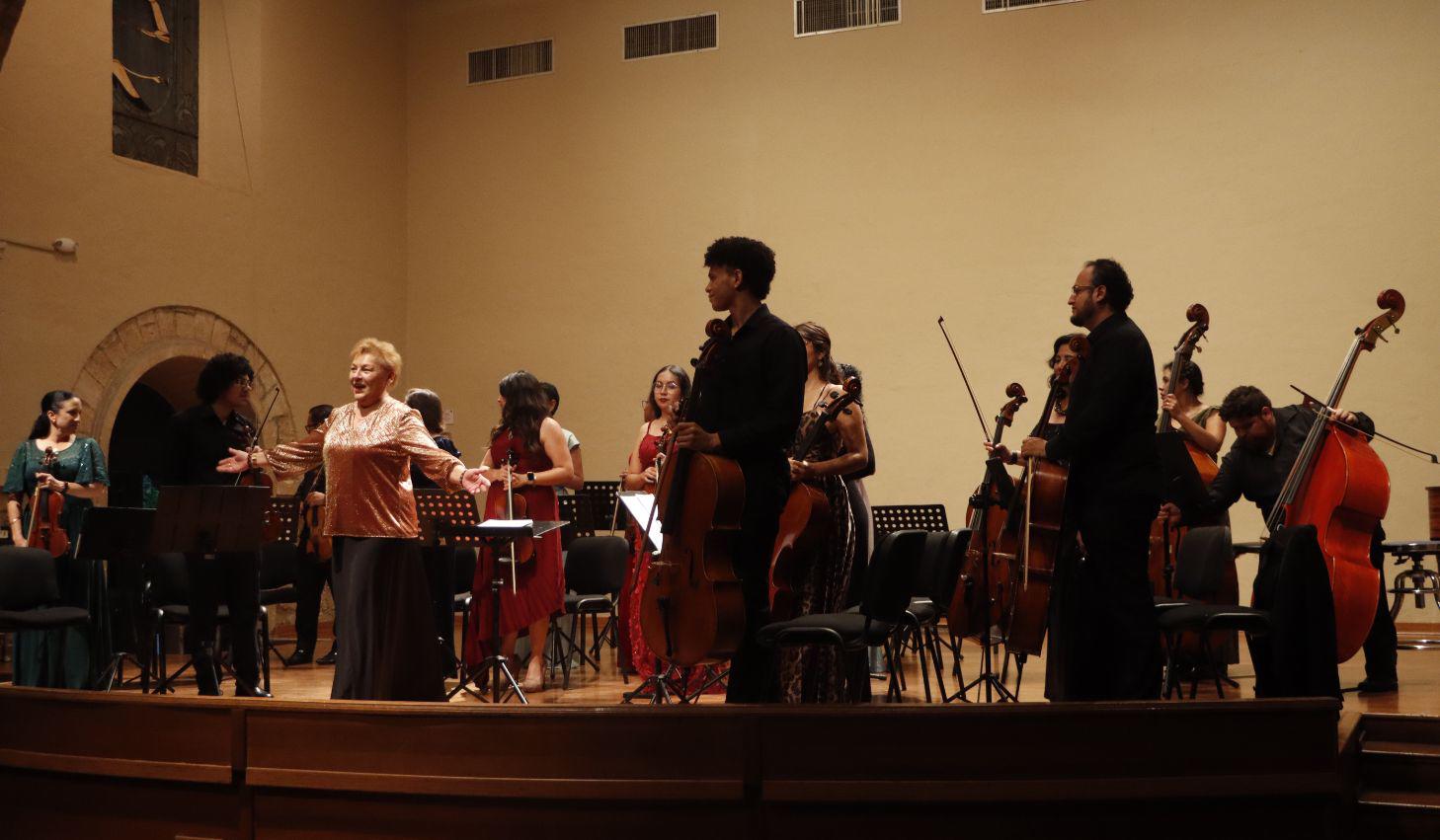 Natalia Riazanova, durante el concierto “Duelo y Resplandor”, con la agrupación al fondo en el Museo de las Aves de México.