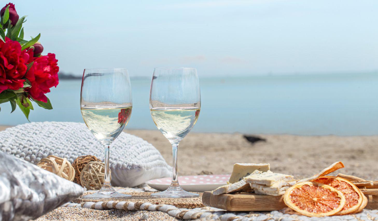 Un vino bien elegido puede transformar cualquier comida de vacaciones, desde un ceviche frente al mar hasta una carne asada en familia.