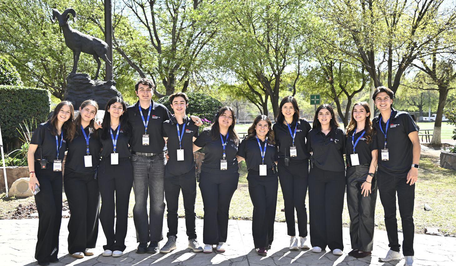 Parte del equipo de estudiantes organizadores del TEDx.
