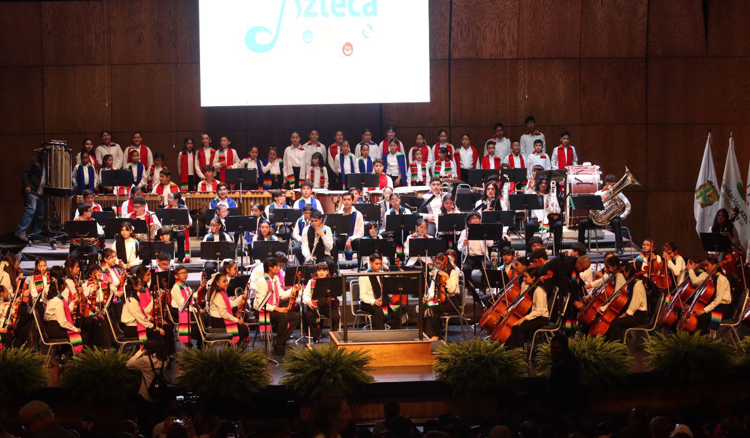 Integrantes de la Orquesta y Coro Esperanza Azteca DIF Coahuila durante su debut en el Teatro de la Ciudad.