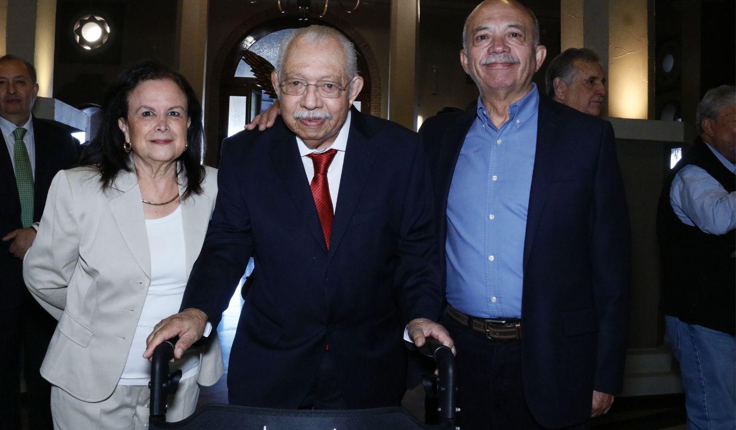 Oscar Pimentel Alvarado ganador del Buitre de Oro acompañado por Tere Morado y Oscar Pimentel González.