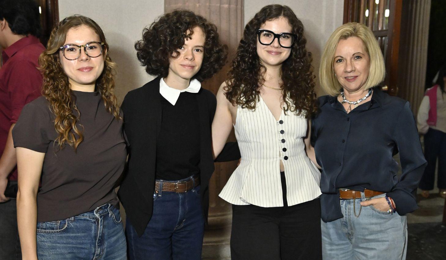 Fabiola, Marisol y Nayeli Rubalcaba con Blanca Aracely Pedroza.