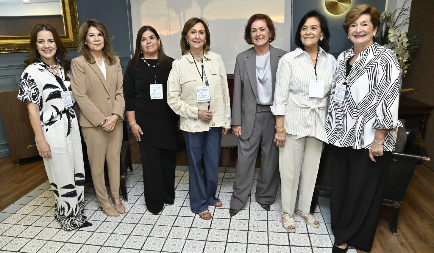 Ana Pérez, Carolina Garza, Betty Borjón, Maru López, Patricia Villarreal, Bertha González y Lupita Villarreal.