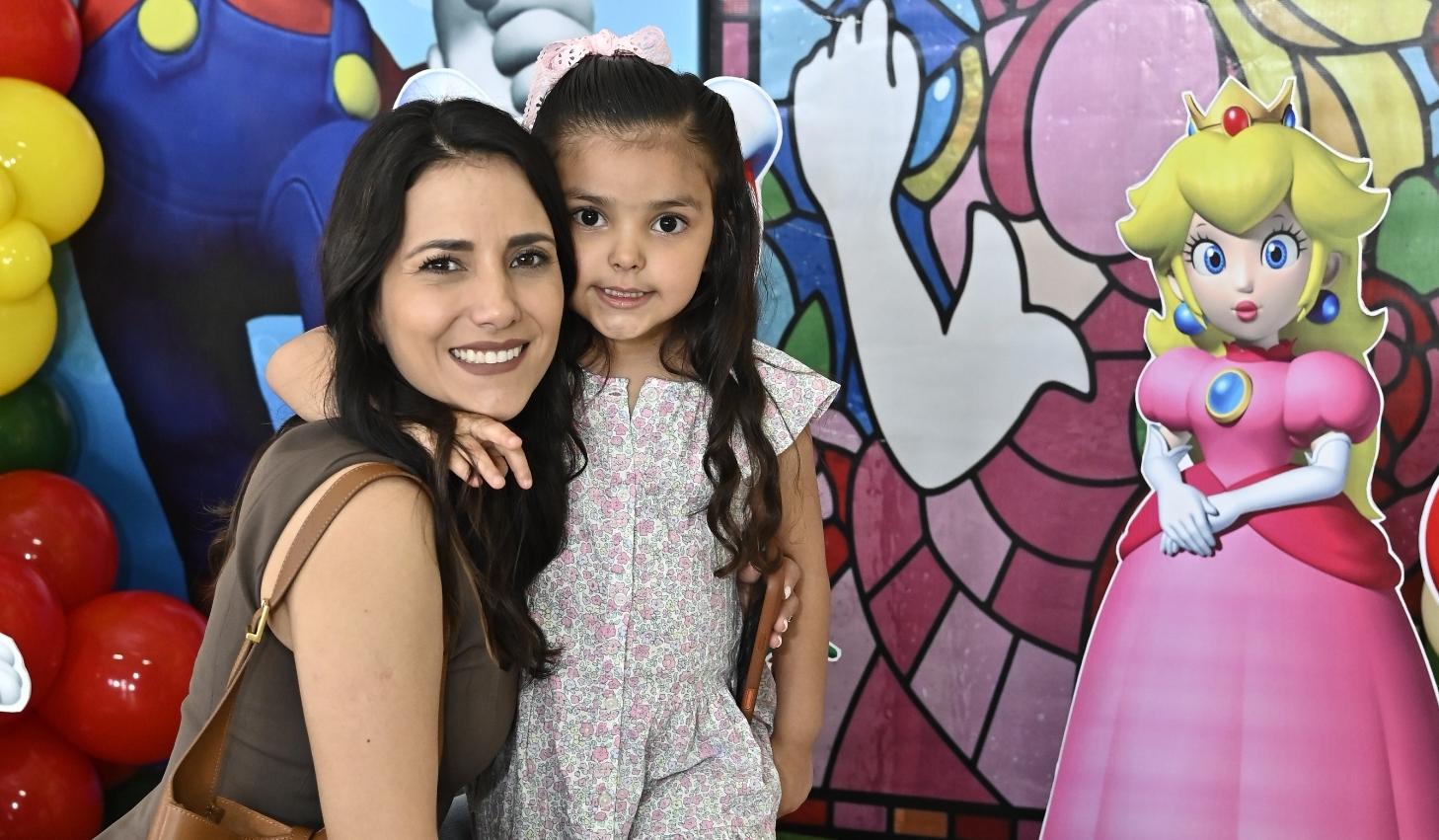 Elva Puente y Constanza Berlanga.