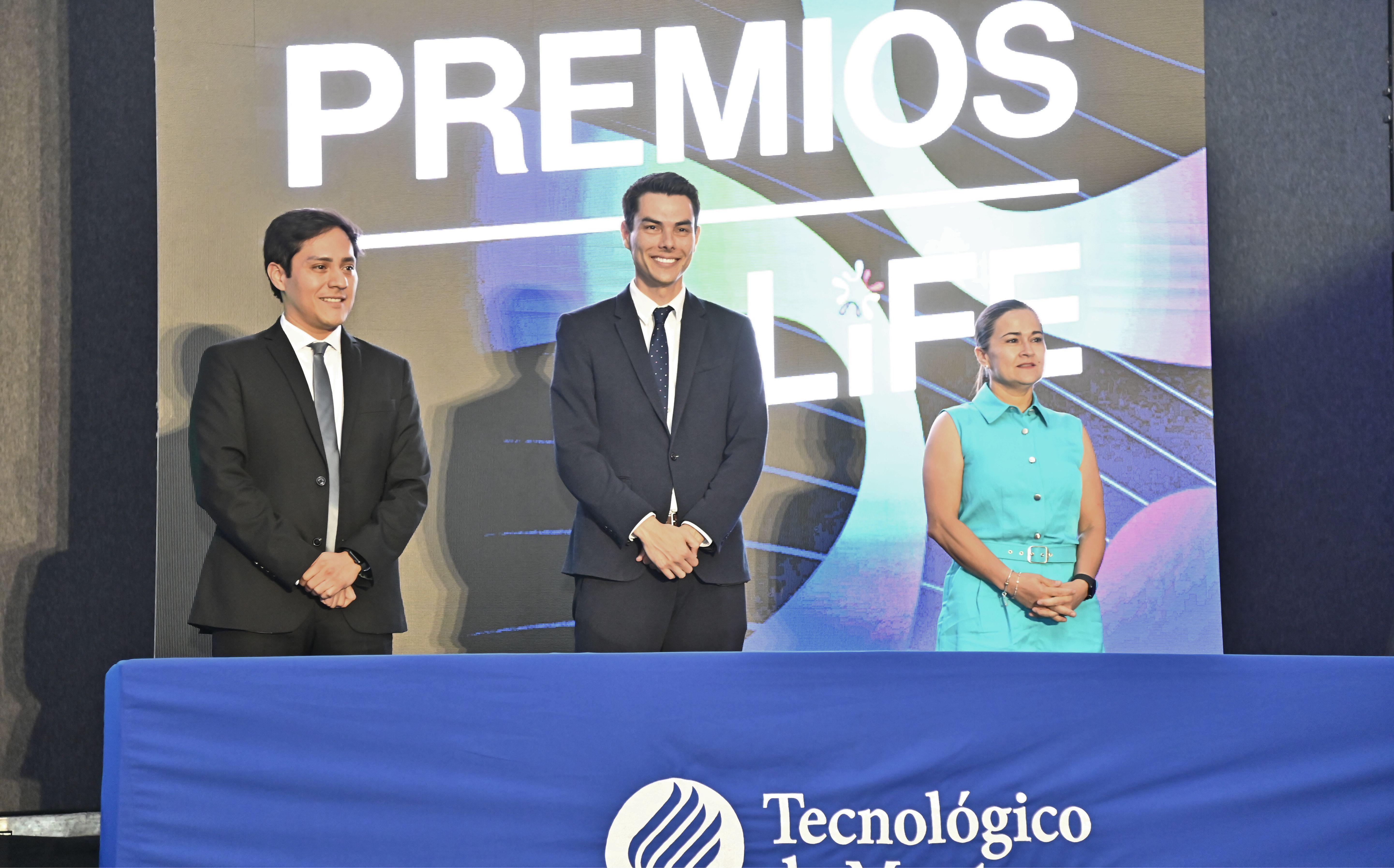 Las autoridades entregaron uno a uno los reconocimientos a los jóvenes.
