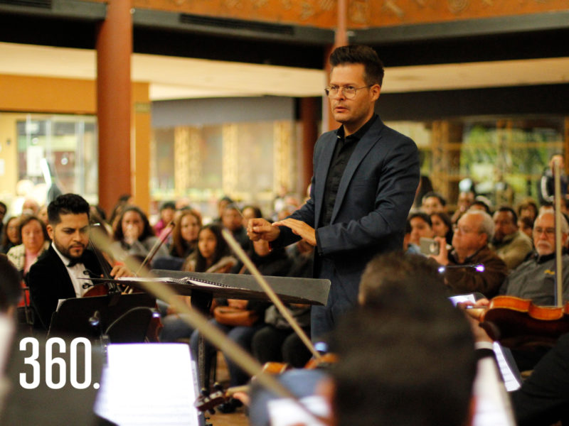 El maestro Natanael Espinoza dirigió a la Orquesta Filarmónica del Desierto de Coahuila en el marco del “Yo soy Desierto Fest”, para celebrar los 20 años del MUDE.