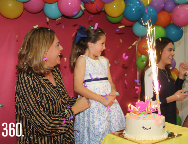 Mariana con su mamá Liliana Mendel y su hermana Liliana Villarreal, junto al pastel.