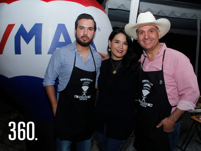 Deyanira Piña y Héctor Aguirre acompañan a su hijo Héctor quién participó en el evento.