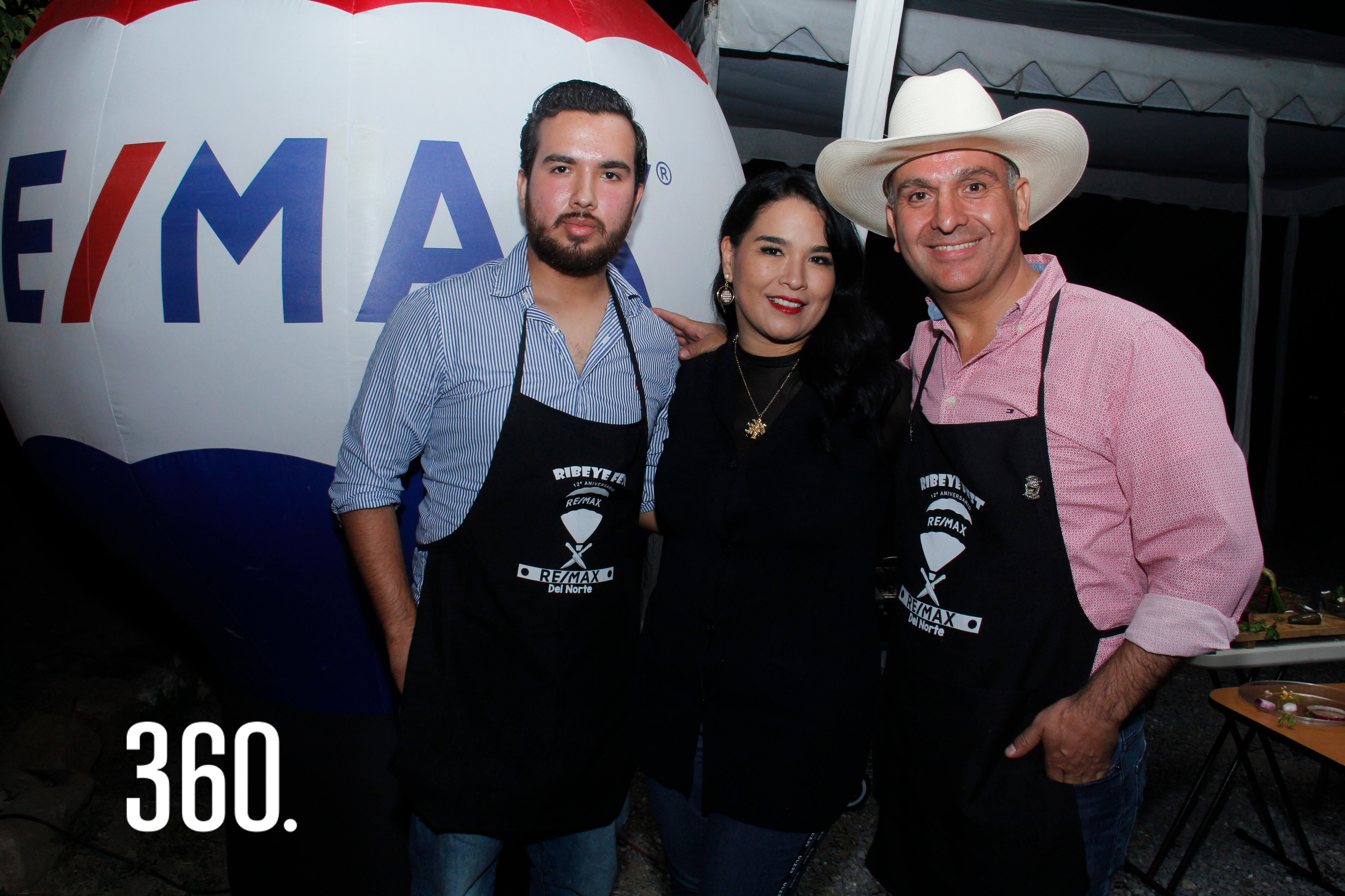 Deyanira Piña y Héctor Aguirre acompañan a su hijo Héctor quién participó en el evento.