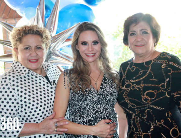 Cristina con su suegra y madre, Mayra Milano y Nancy Flores.