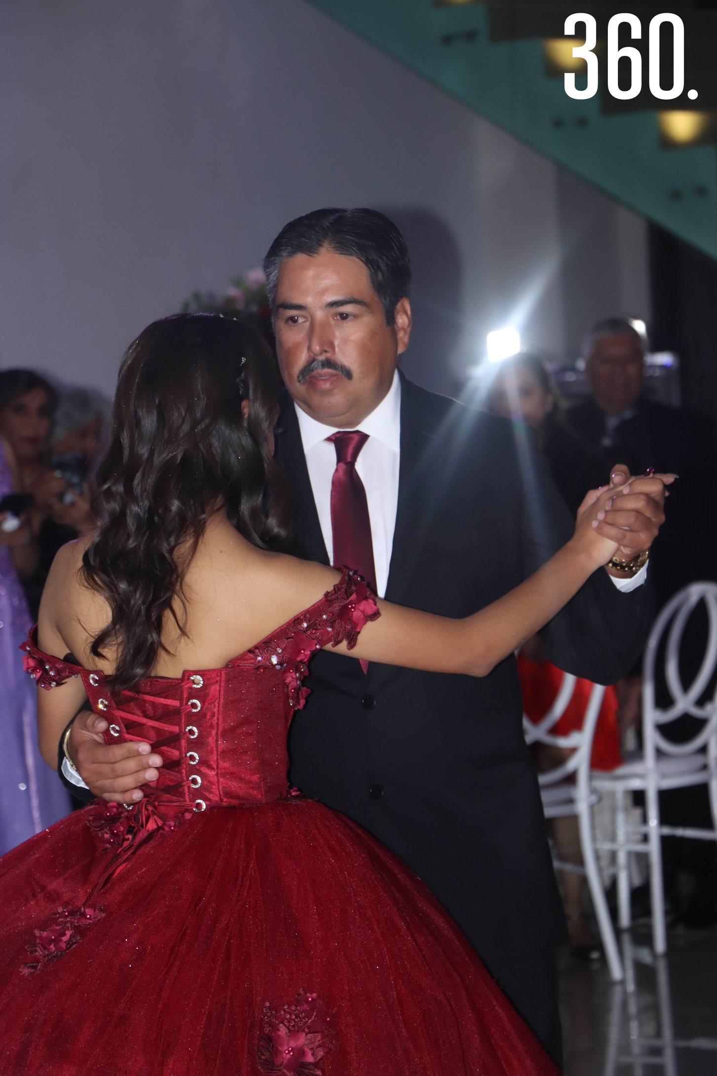 Luisa y su padre, Arturo Ceniceros bailando el vals.