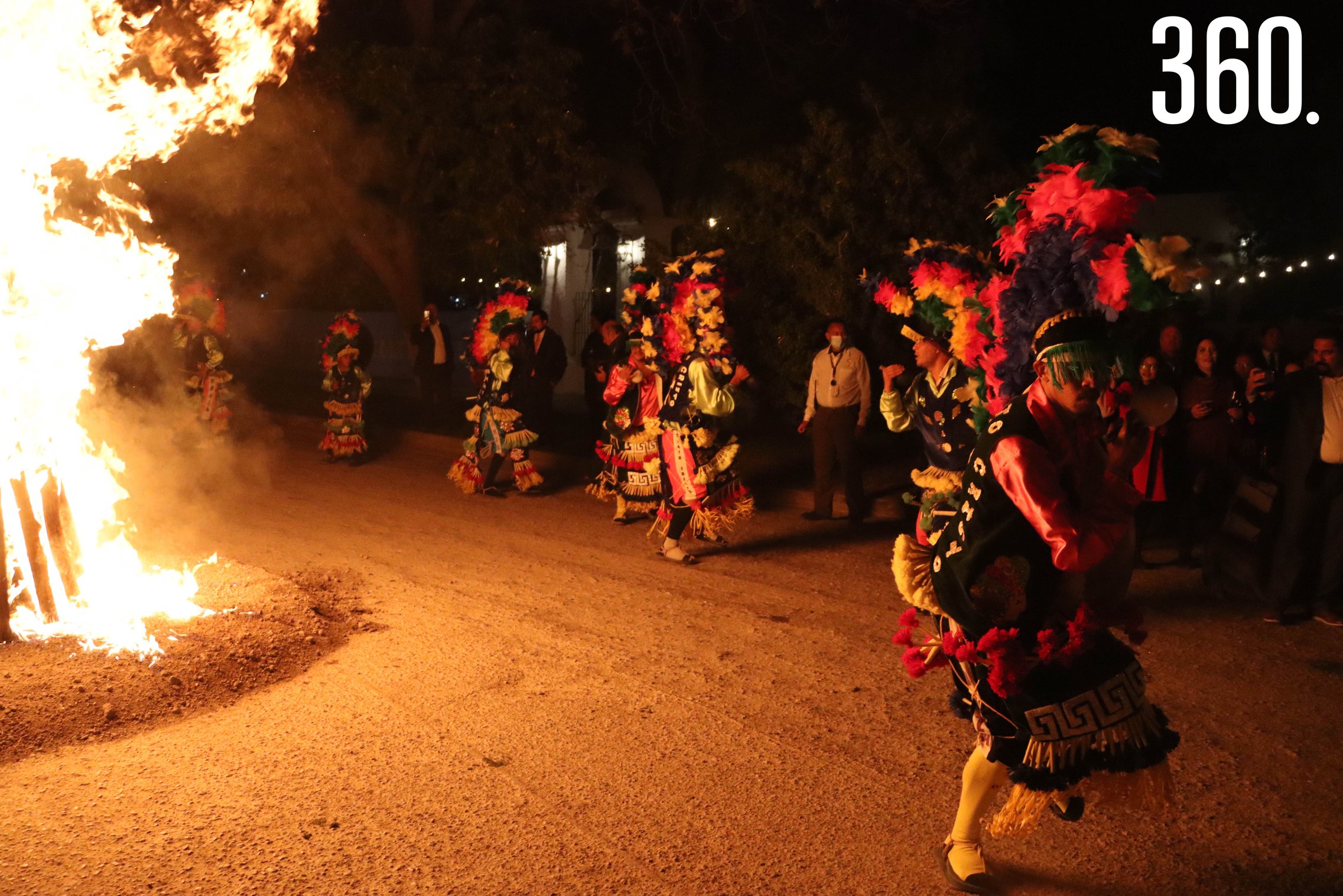 Los matachines danzaron alrededor del fuego durante la Fiesta de la Vendimia.