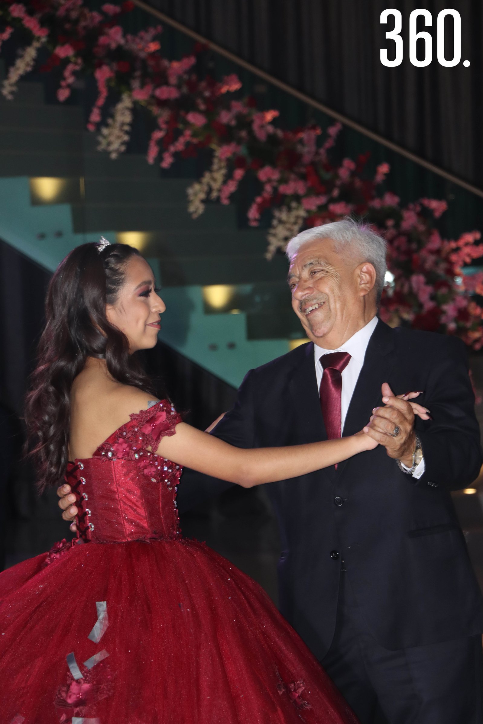 Luisa y su abuelo materno, José Leonardo Sánchez bailando el vals.