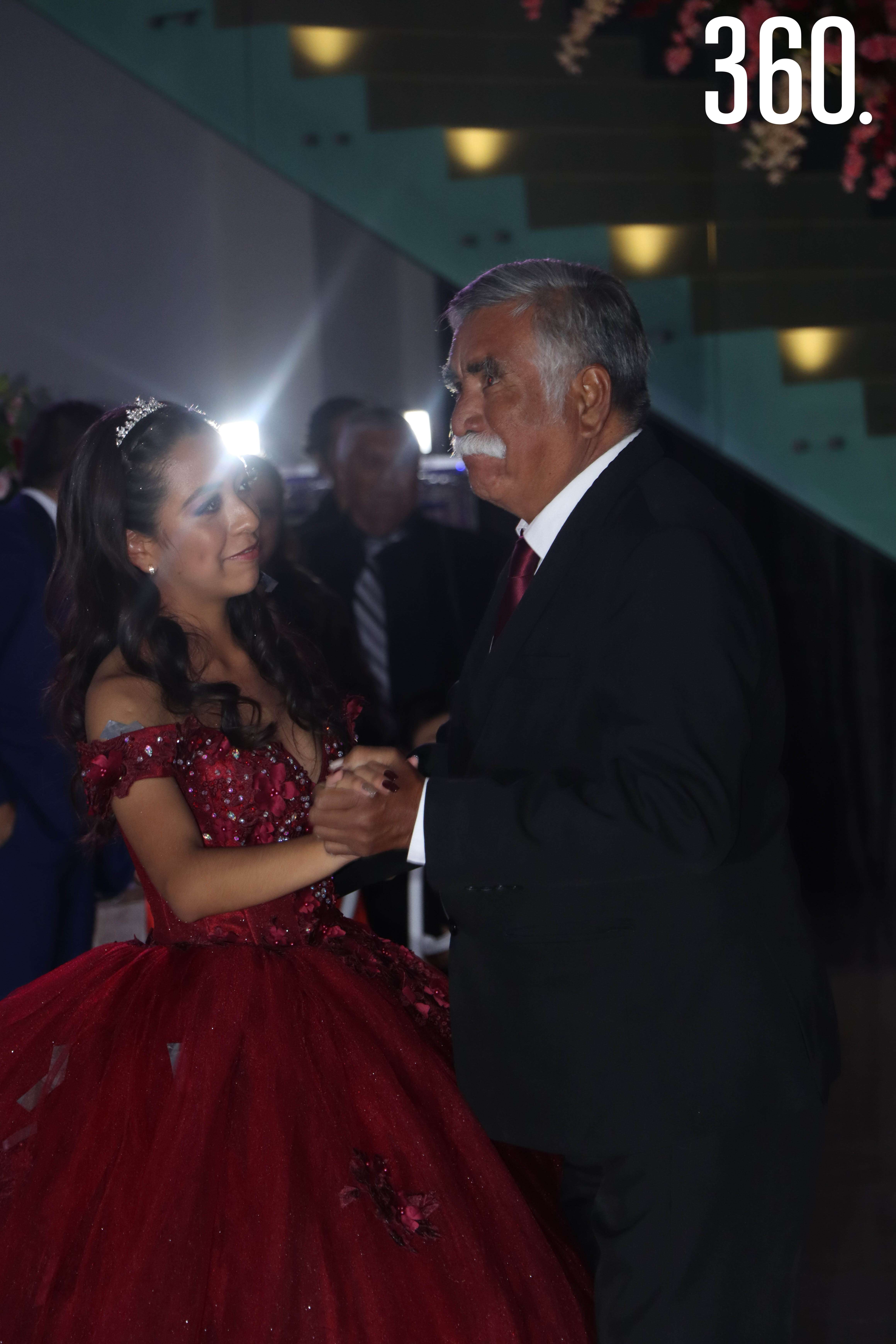 Luisa y su abuelo paterno, Arturo Ceniceros bailando el vals.