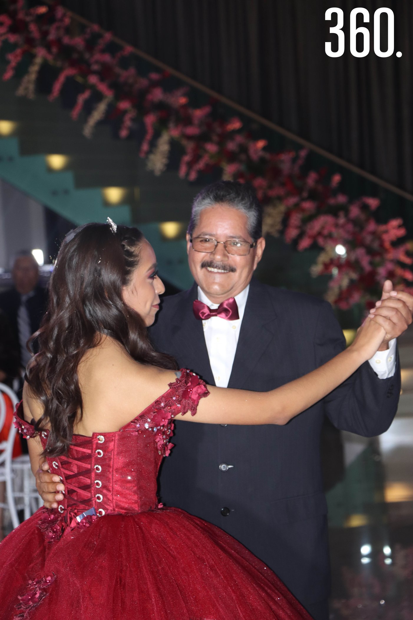 Luisa y su padrino Abel Álvarez, bailando el vals.