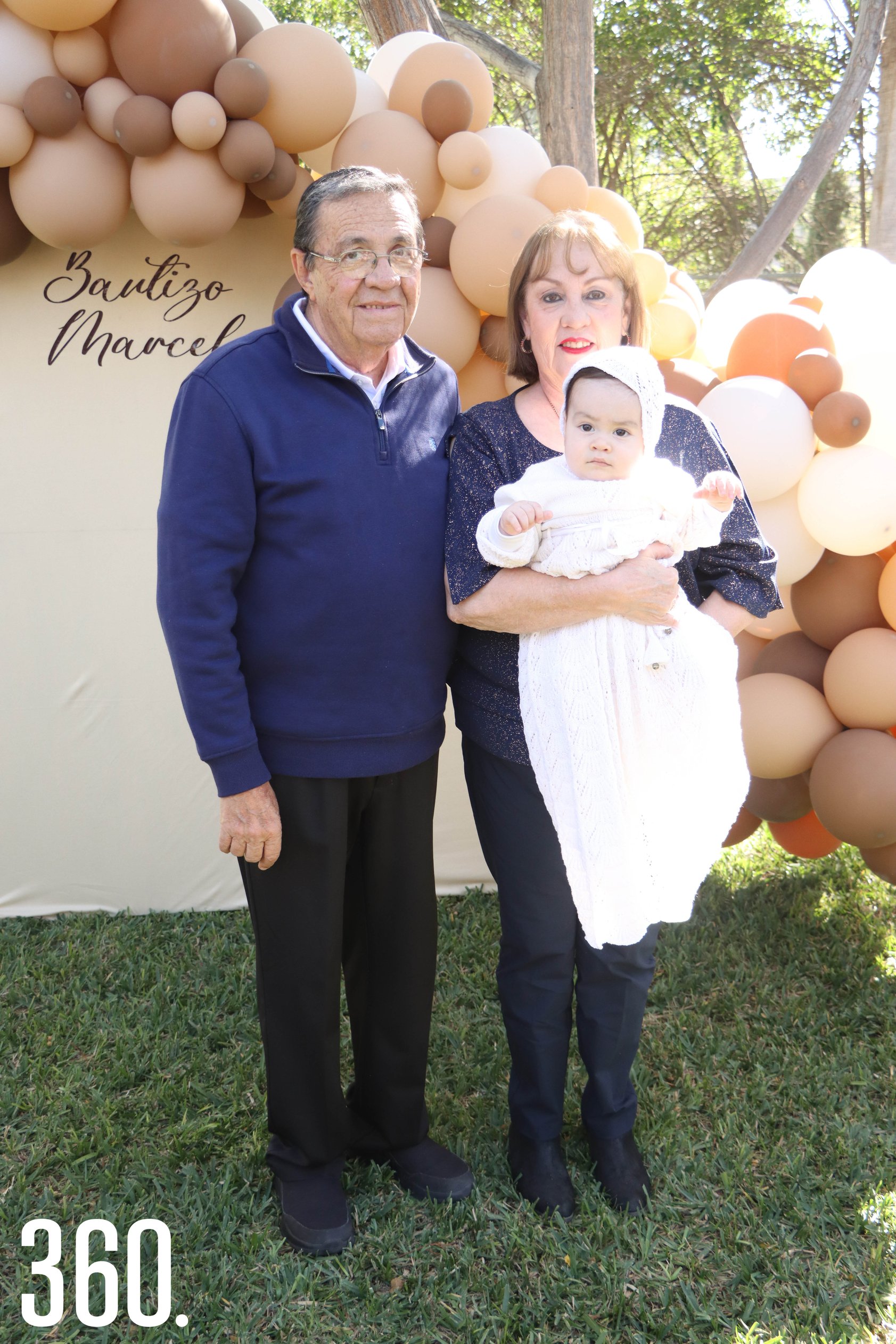 Marcelo con sus abuelos maternos, Leopoldo Morales y Luly Moeller.