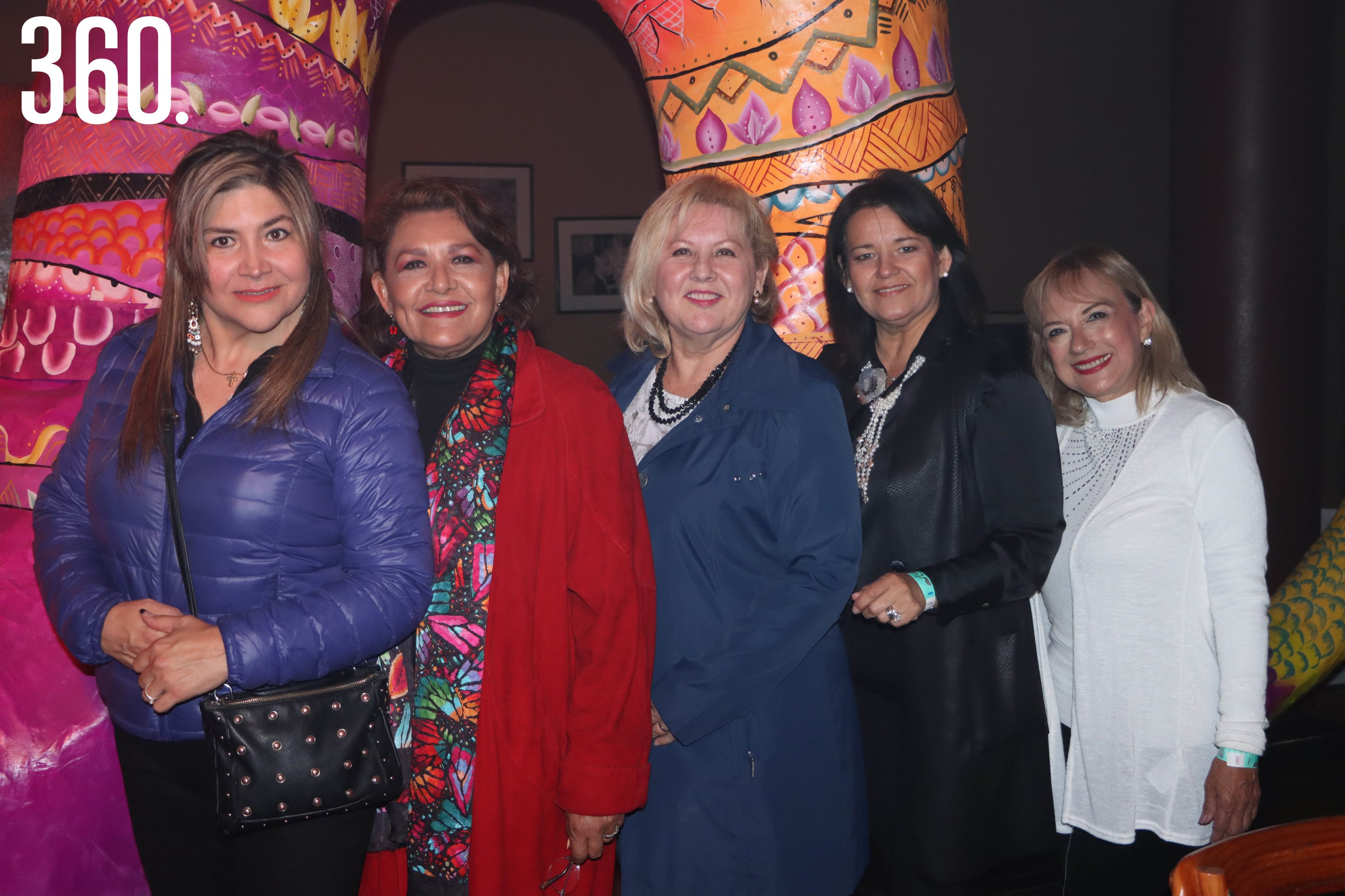 Voroca Dávila, Nicté Ruiz, Mayanin Ochoa, Sofía Ruiz y Martha Flores, creadoras de los alebrijes expuestos.